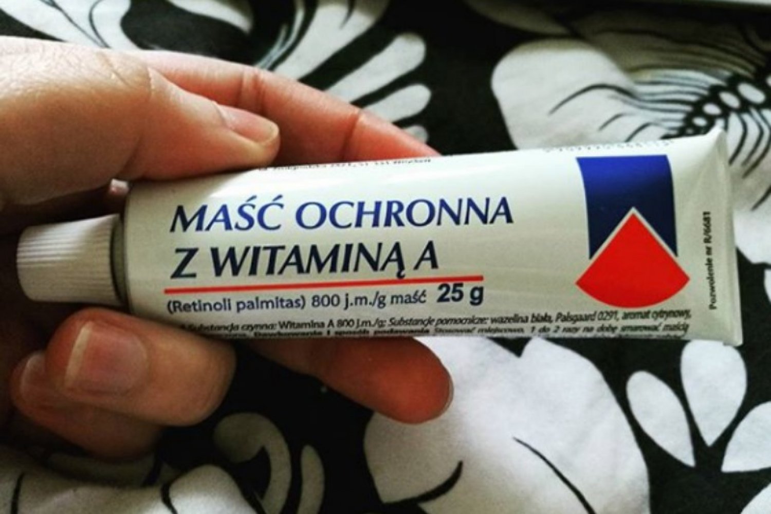 Maść z witaminą A kupimy w aptece za kilka złotych, a może świetnie sprawdzić się m.in. jako krem pod oczy