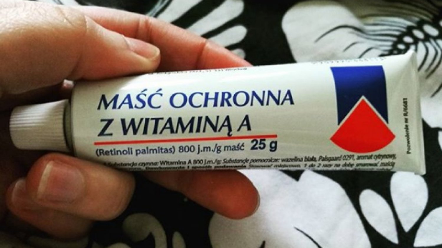 Maść z witaminą A kupimy w aptece za kilka złotych, a może świetnie sprawdzić się m.in. jako krem pod oczy