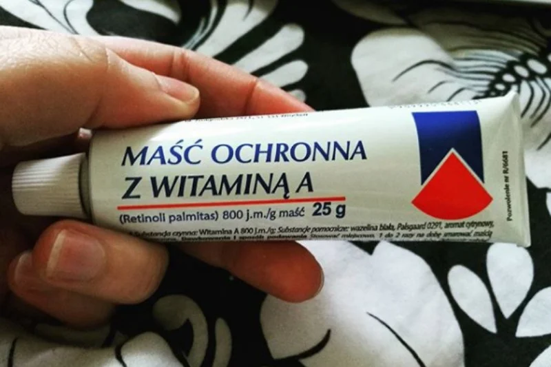 Maść z witaminą A kupimy w aptece za kilka złotych, a może świetnie sprawdzić się m.in. jako krem pod oczy