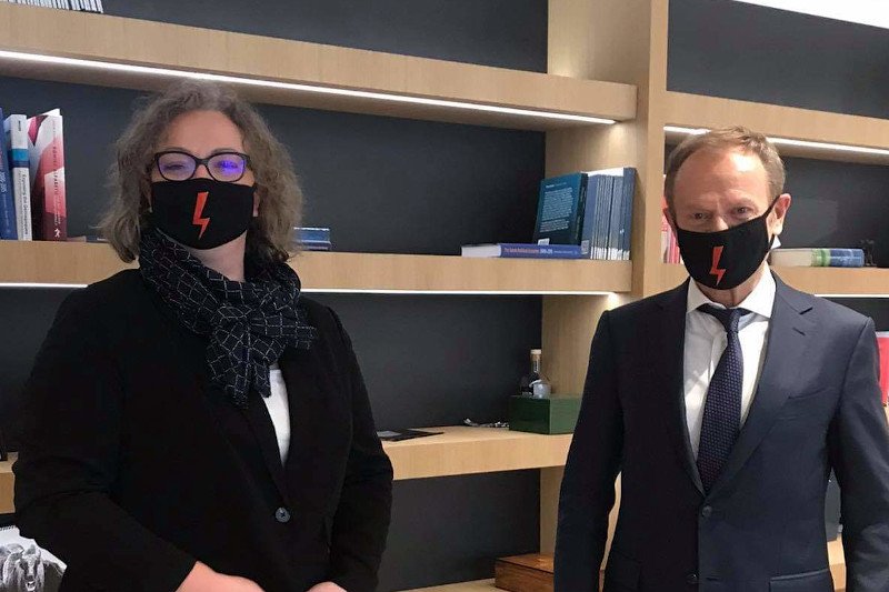 Donald Tusk żartobliwie skomentował fakt, że założył maseczkę z błyskawicą.