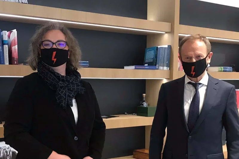 Donald Tusk żartobliwie skomentował fakt, że założył maseczkę z błyskawicą.
