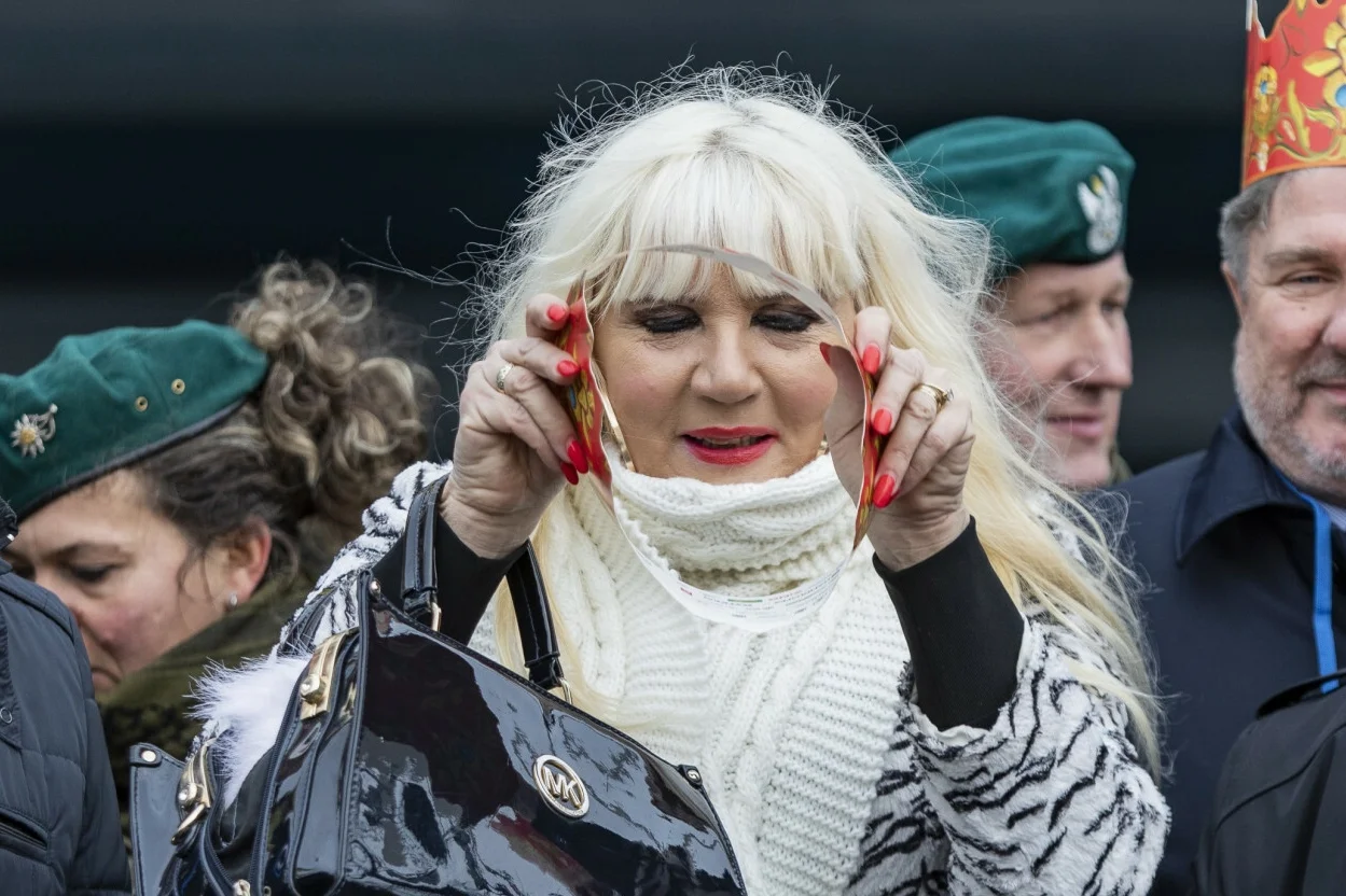 Poufna Rozmowa publikuje nowe zdjęcia. Naga kobieta ma być kandydatką PiS.