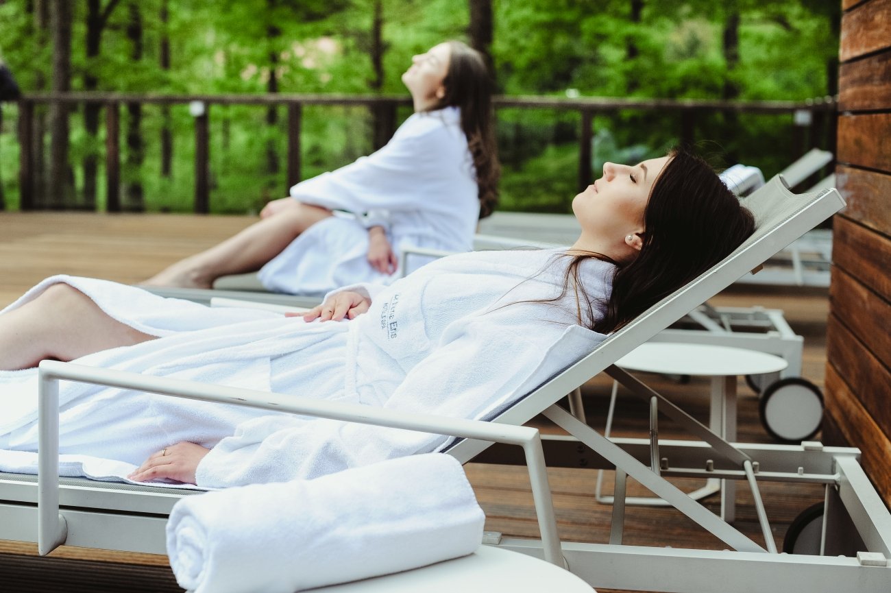 Pod szyldem Dr Irena Eris swoje drzwi przed poszukiwaczami zabiegów pielęgnacyjnych otwierają w Polsce trzy Hotele SPA: Krynica-Zdrój, Polanica Zdrój i Wzgórza Dylewskie. W każdym z nich najważniejsze miejsce stanowi Kosmetyczny Instytut Dr Irena Eris