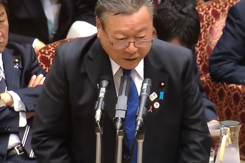 Yoshitaka Sakurada przeprosił publicznie za trzyminutowe spóźnienie.