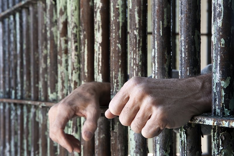 Skoro polskie więzienia nie resocjalizują, dlaczego wypuszczają więźniów na wolność przed końcem wyroku?