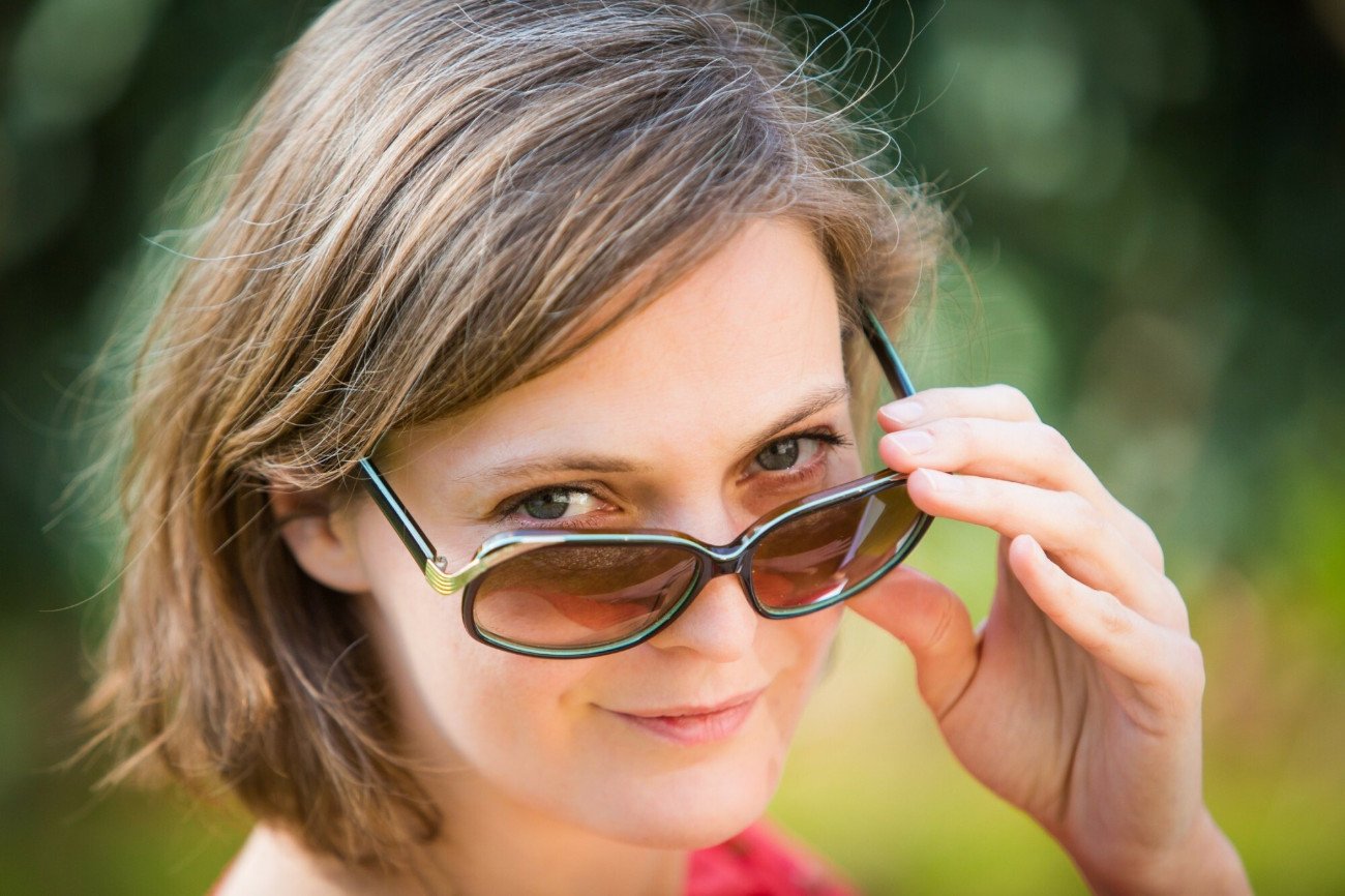 Ten rodzaj soczewek chroni oczy przed szkodliwym promieniowaniem UV.