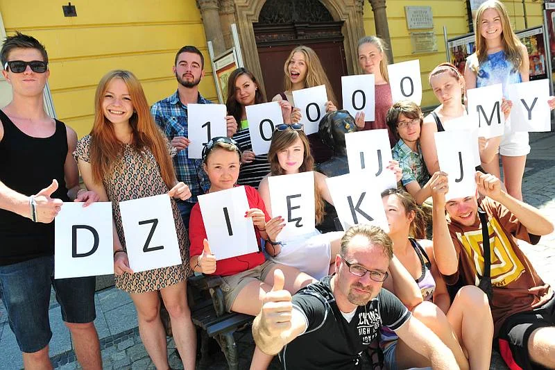 W lipcu 2013 roku licealiści na świdnickim Rynku cieszyli się z 10.000 fanów na Facebooku