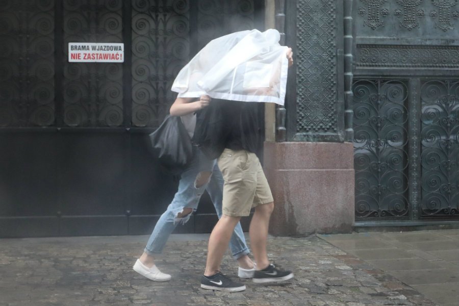 IMGW wydał ostrzeżenia dla trzech województw na południu Polski w związku ze spodziewanymi burzami.