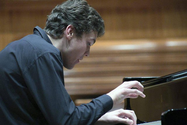 Polak ma szansę na zwycięstwo. Na zdjęciu Nehring podczas Konkursu Młodych Pianistów w Filharmonii Pomorskiej.