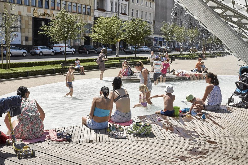 Fontanna na poznańskim Placu Wolności to tylko jeden z przykładów tego, jak ochoczo kąpiemy się w wodotryskach.