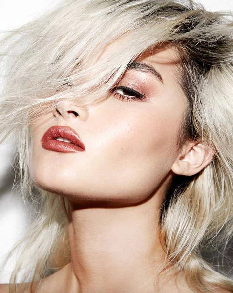 Taka tleniona blond grzywka w latach 90. była najmodniejszym uczesaniem. Teraz ta moda powraca