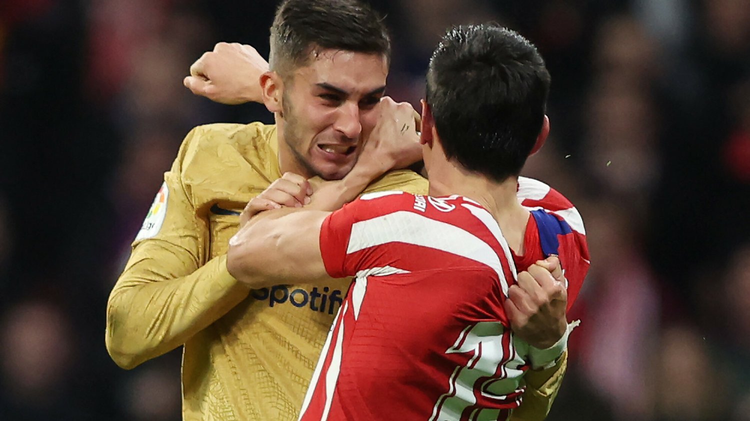 Szarpanina w meczu Barcelony. Lewandowski nie gra, a jego koledzy wzięli się za łby