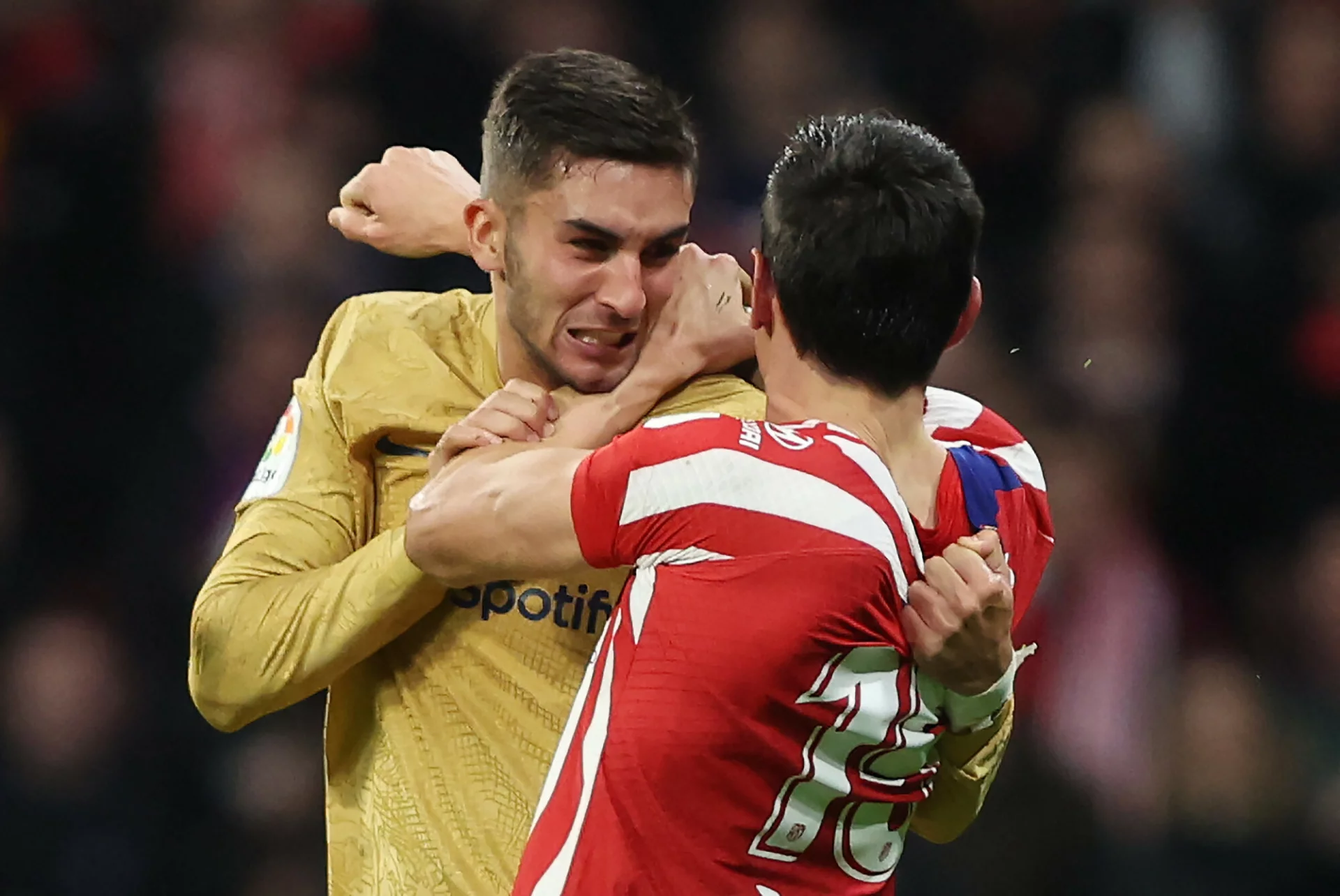 Szarpanina w meczu Barcelony. Lewandowski nie gra, a jego koledzy wzięli się za łby