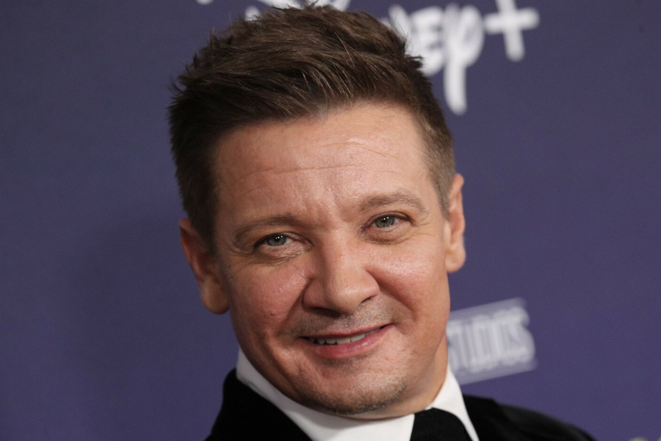 Jeremy Renner stanął już na nogi.