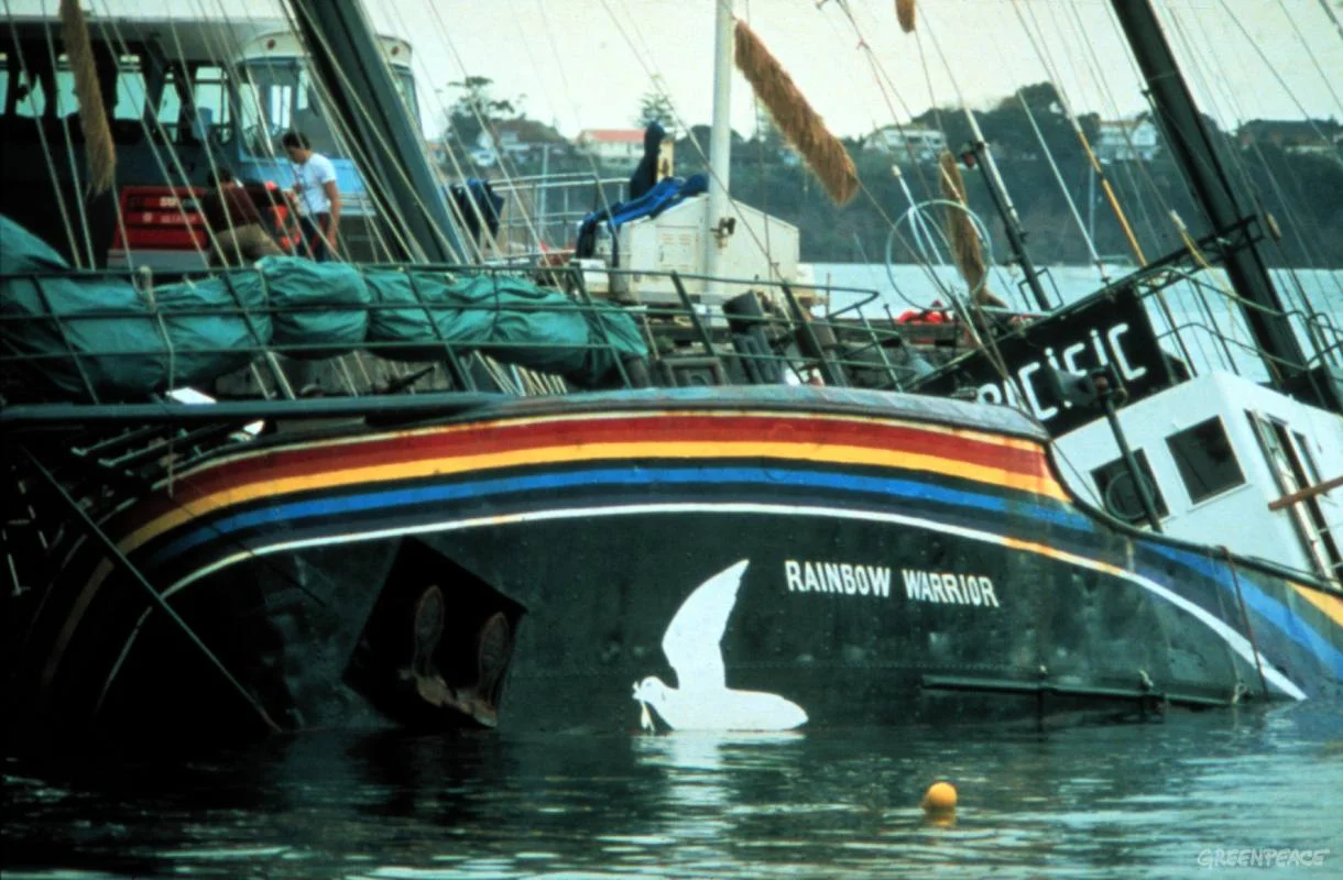 Statek Rainbow Warrior po wybuchu bomb w porcie w Auckland