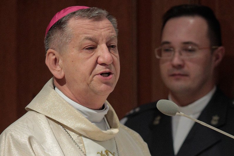 Apel do mundurowych biskupa Guzdka. "Należy zaufać służbie zdrowia".
