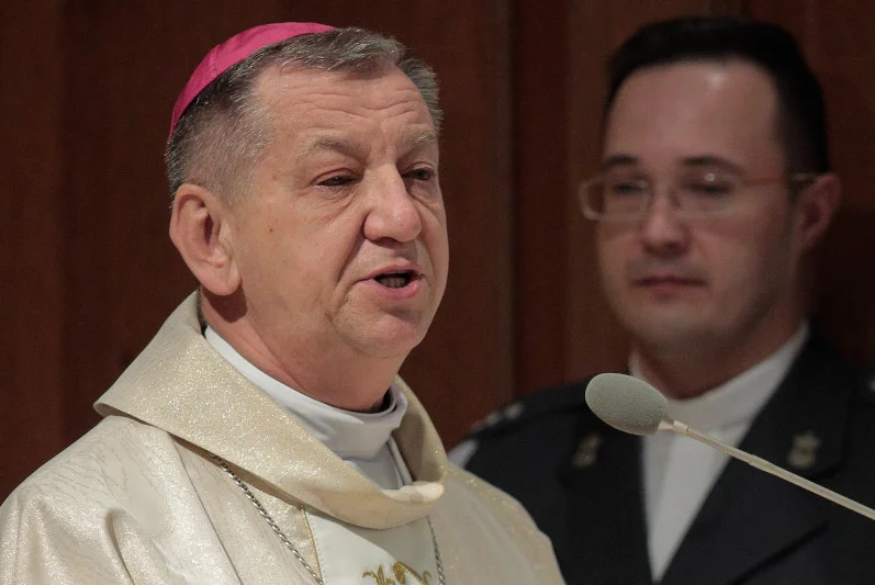 Apel do mundurowych biskupa Guzdka. "Należy zaufać służbie zdrowia".