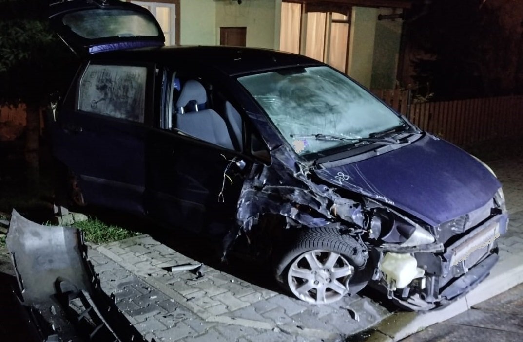 Kobieta uderzyła samochodem w zaparkowane auto.