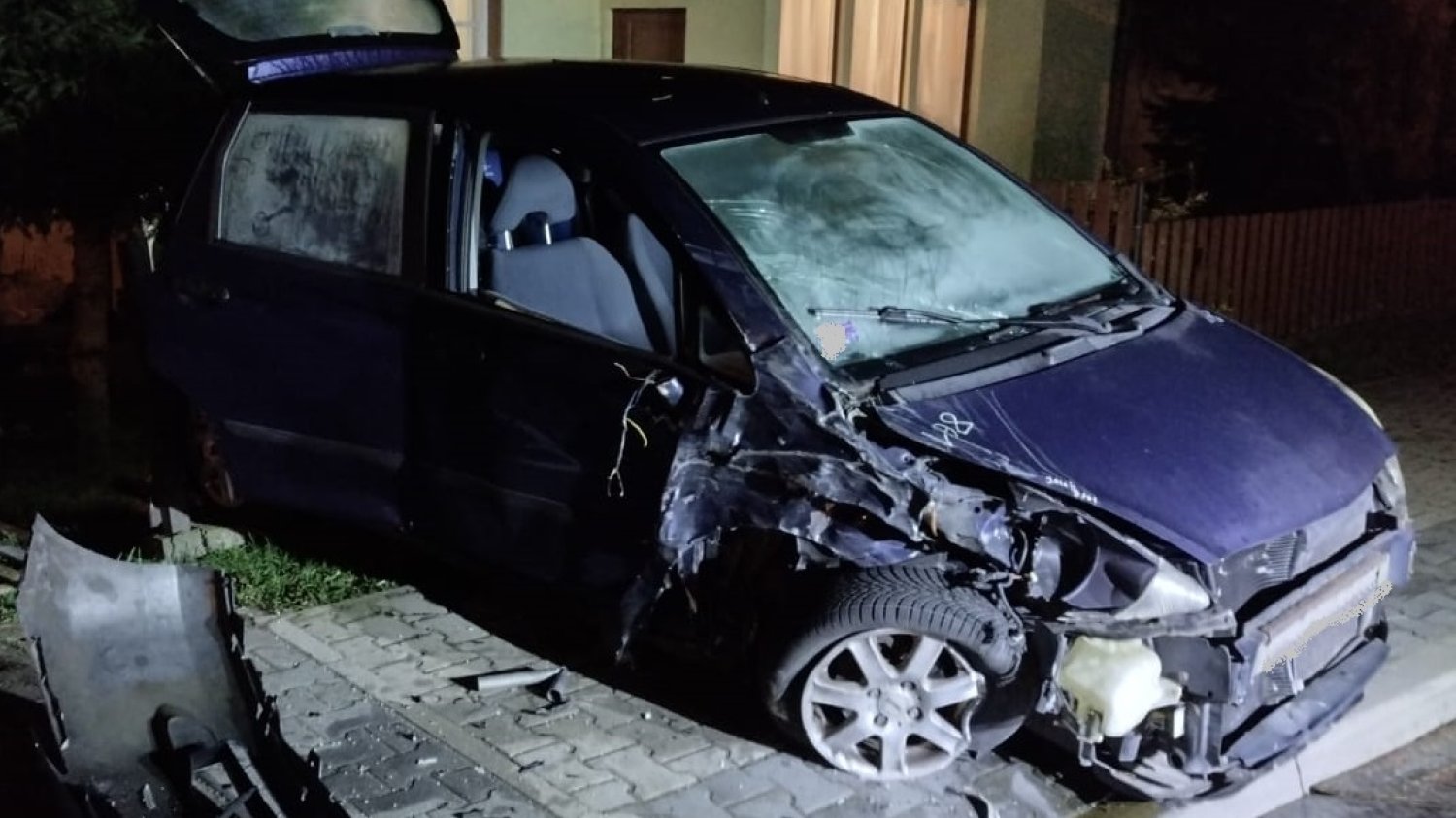 Kobieta uderzyła samochodem w zaparkowane auto.