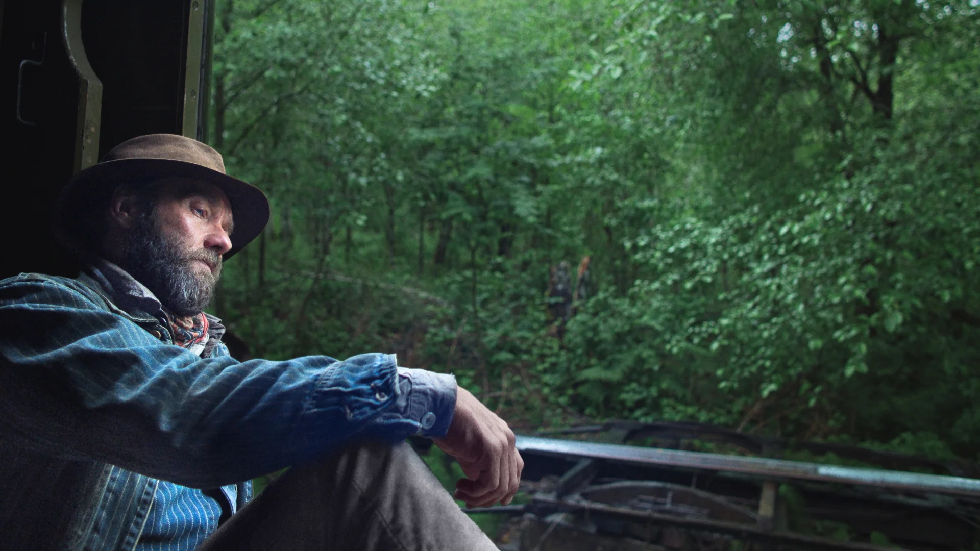 Joel Edgerton w filmie "Sny o pociągach"