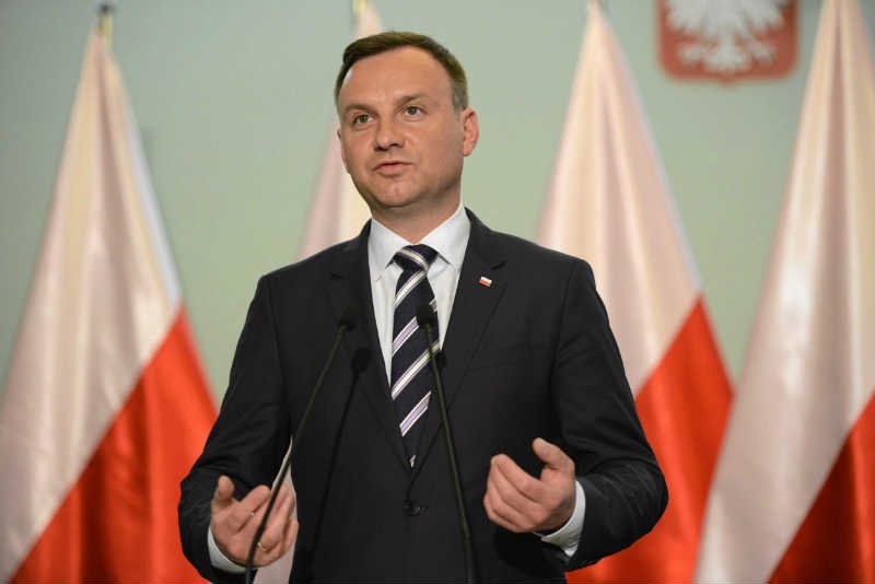 Andrzejowi Dudzie język dyplomacji jest obcy.