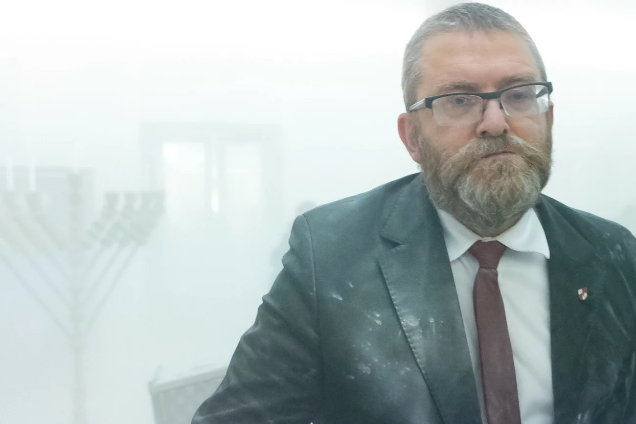 Braun zakończył swoją partyjną pokutę za akcję z gaśnicą. "Koniec rozmowy"