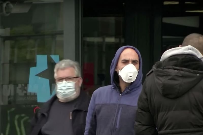 Polka opowiada, jak zachowują się Hiszpanie w obliczu pandemii koronawirusa.