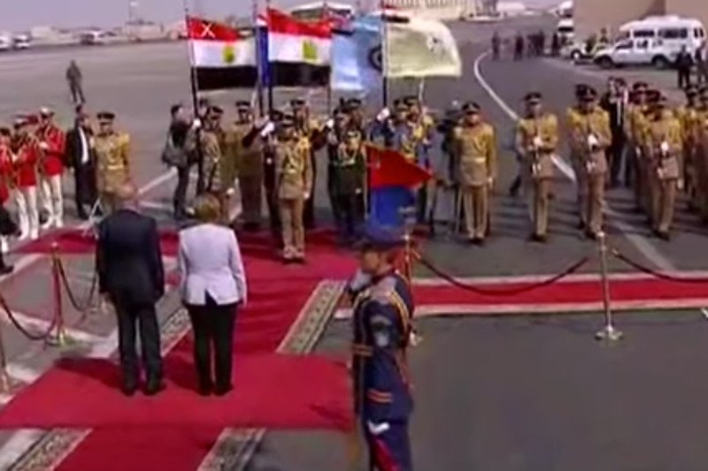 Nawet Edyta Górniak nie masakruje hymnu tak jak oni. Oto orkiestra, która zszokowała Merkel, Putina i Hollande'a