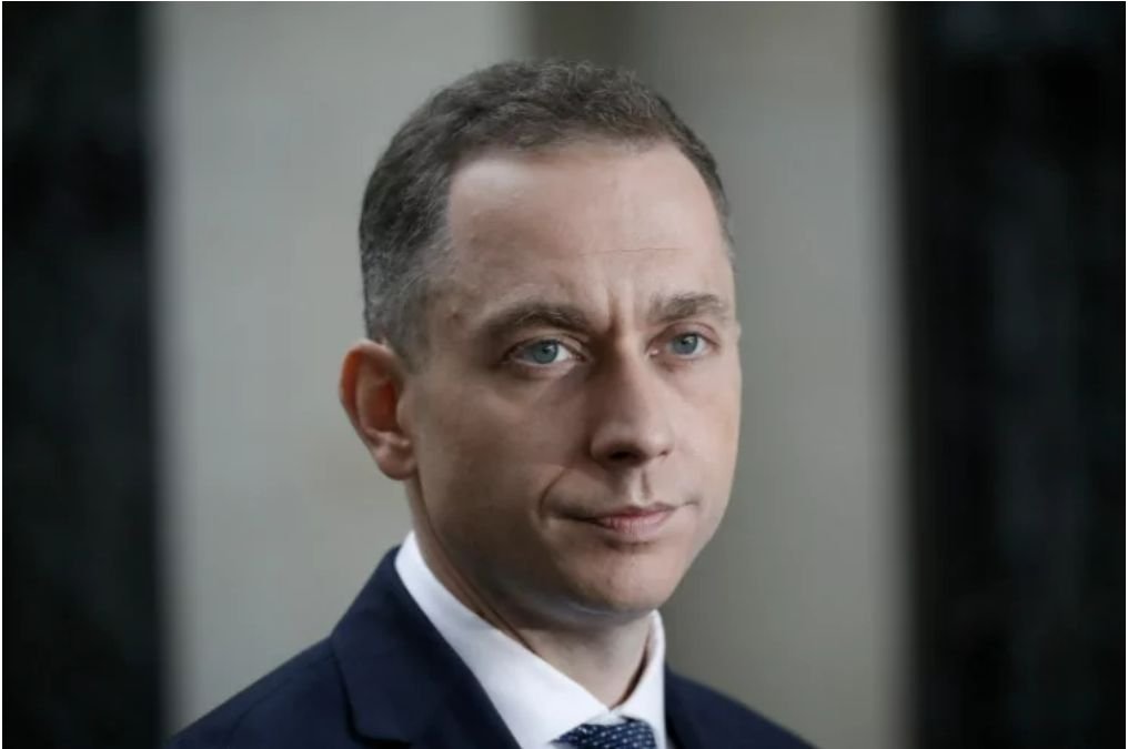 Cezary Tomczyk na piątkowej konferencji prasowej przyznał, że "pod naporem pandemii koronawirusa polska służba zdrowia się załamała"