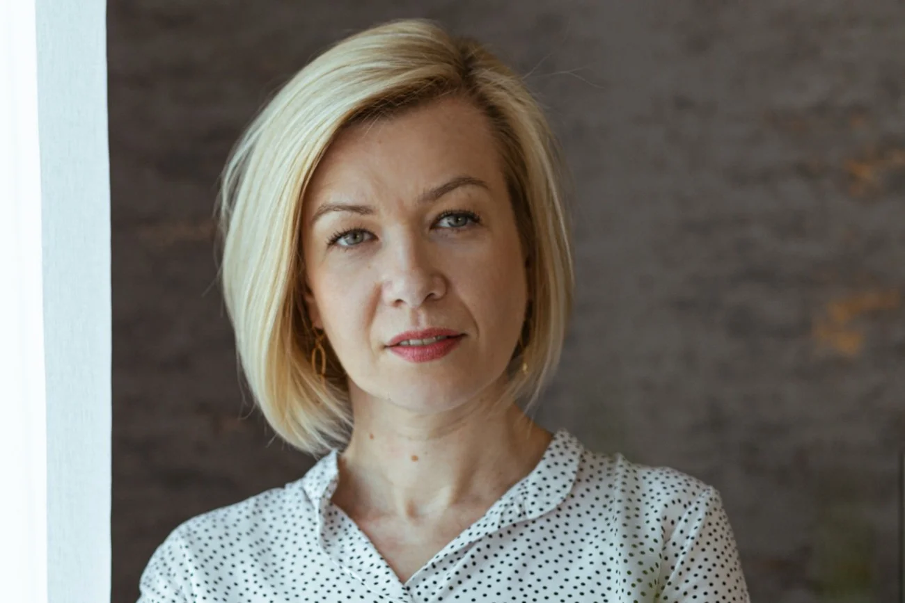 O rynku wydawniczym w Polsce, współpracy początkujących pisarzy z wydawnictwami oraz wydanych już książkach ("Narzeczona nazisty", "Siła kobiet") rozmawiamy z autorką Barbarą Wysoczańską, której szanse na karierę pisarską dało Wydawnictwo Filia