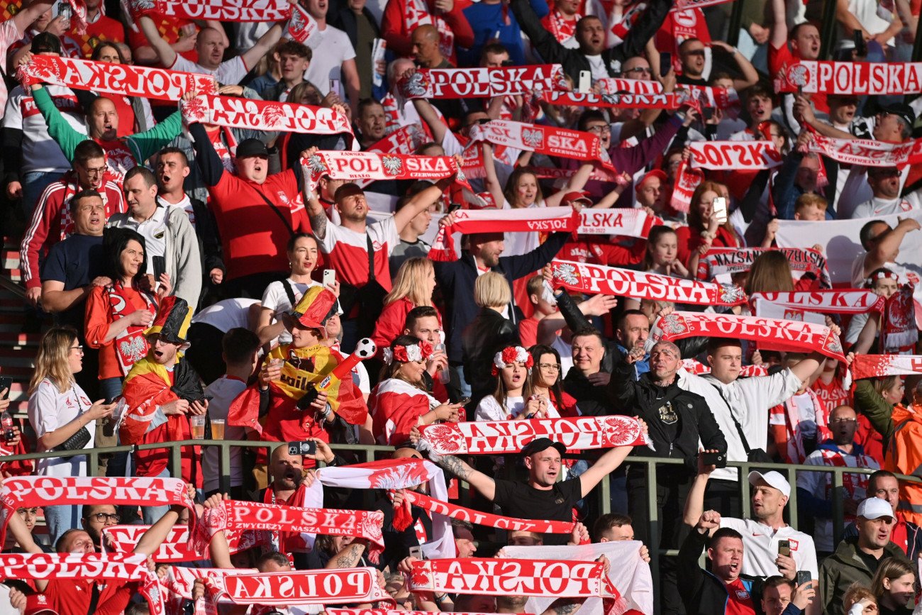 Polscy kibice wspierający piłkarską kadrę w Belgii. Z Rosją i Białorusią piłkarze z pewnością prędko nie zagrają.