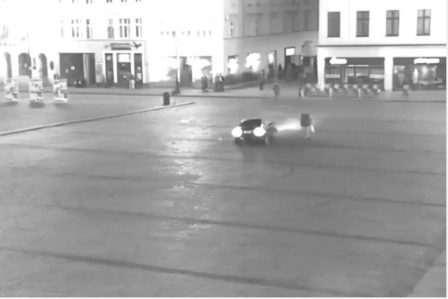 Dwóch nastolatków „driftowało” po Starym Rynku w Bydgoszczy. Nie zważali na przechodniów i przepisy