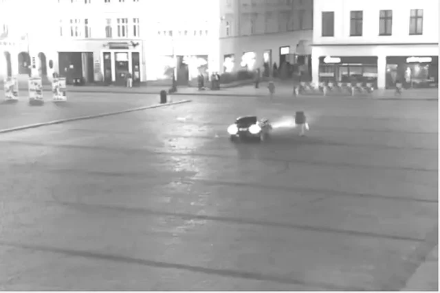 Dwóch nastolatków „driftowało” po Starym Rynku w Bydgoszczy. Nie zważali na przechodniów i przepisy