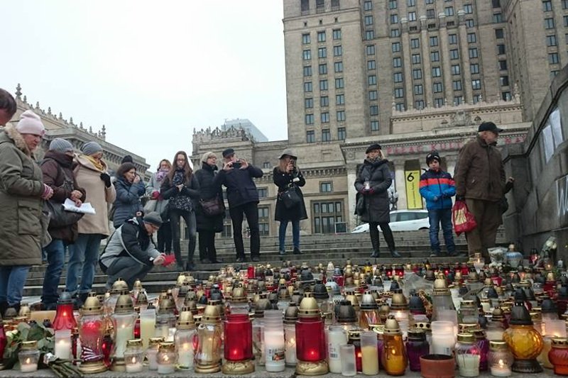 Znicze płoną dla Piotra S., który nie przeżył samospalenia.