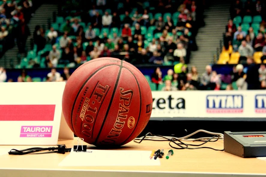 Ostatnio dużo emocji wzbudza u mnie stolik nie tylko sędziowski, ale też spikerski...