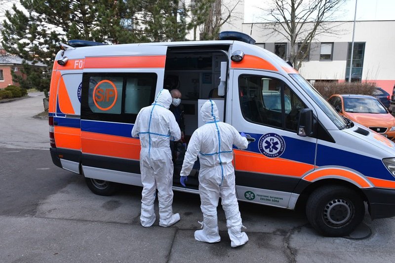 Dr Jacek Smykał, kierownik oddziału zakaźnego zielonogórskiego szpitala przekazał nowe informacje o pacjencie zakażonym koronawirusem.