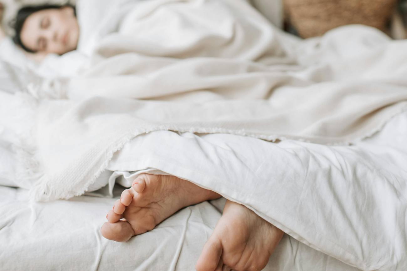 Stopa wystająca spod kołdry coś znaczy. Zbadano, czemu tak robimy