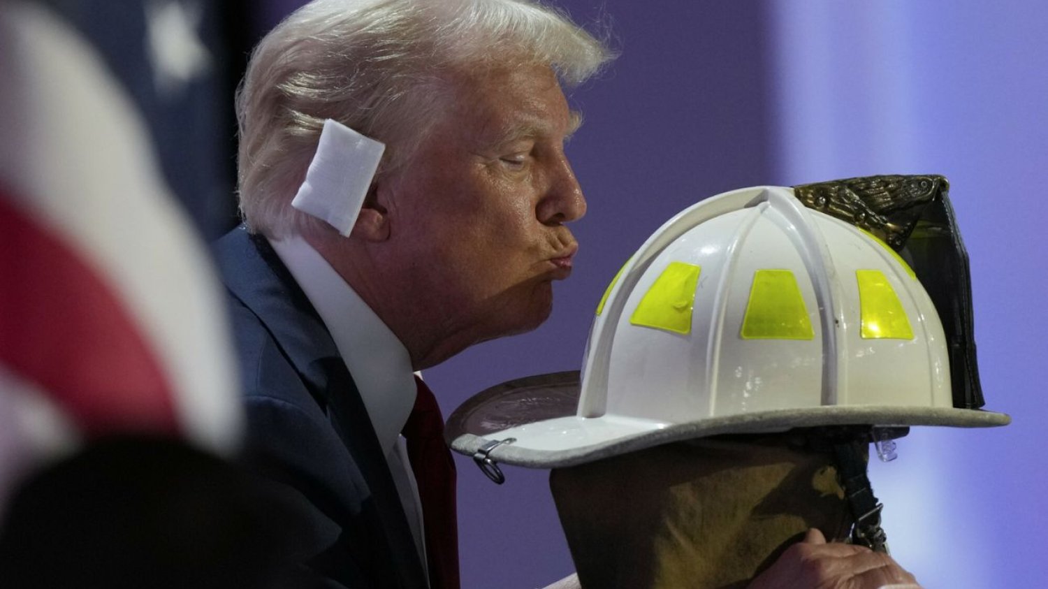 Donald Trump ucałował mundur należący do strażaka, który zmarł podczas zamachu w Pensylwanii