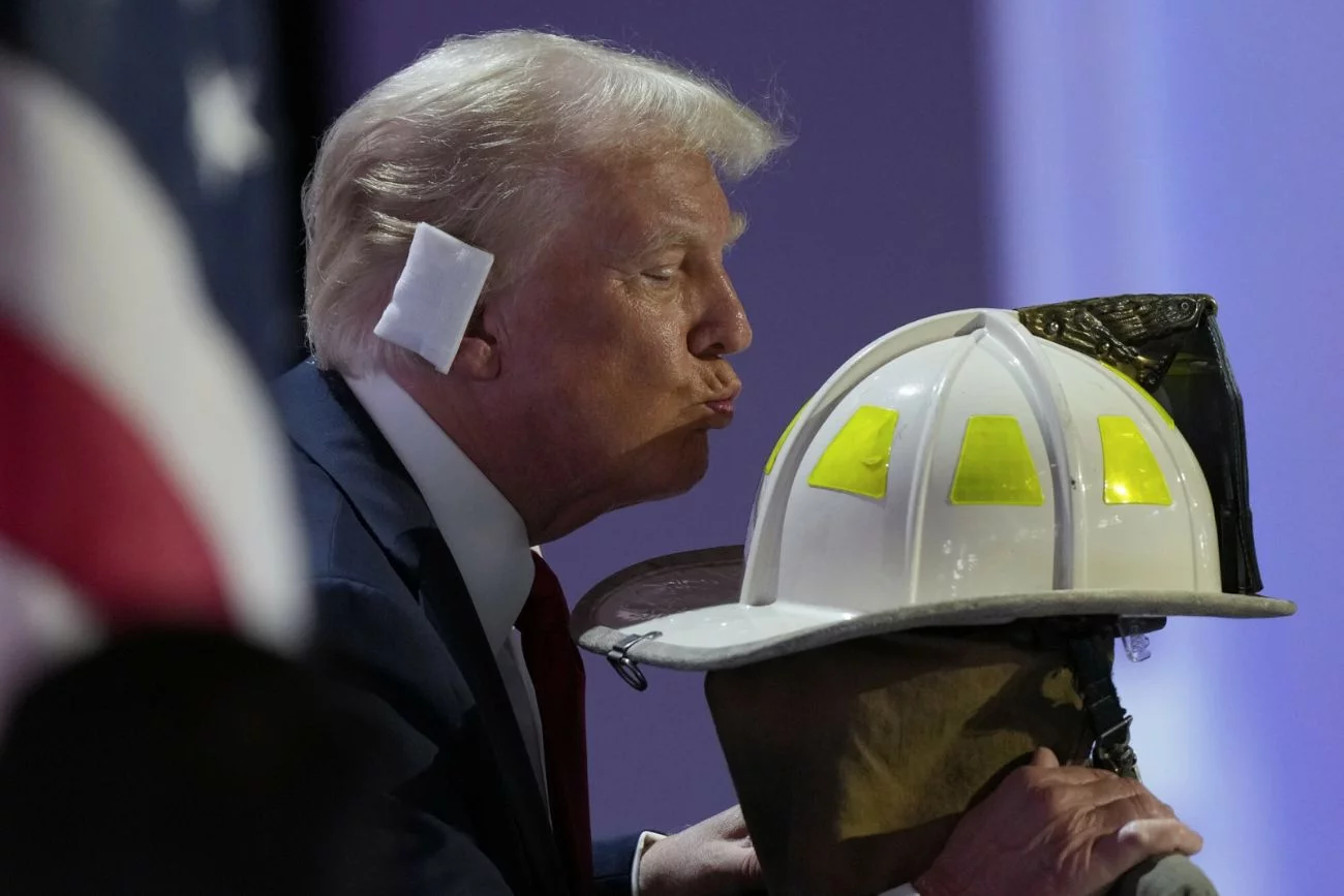 Donald Trump ucałował mundur należący do strażaka, który zmarł podczas zamachu w Pensylwanii