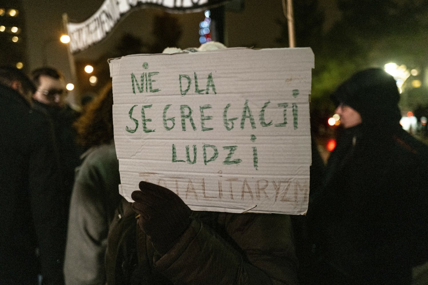 Pikietowały przed domem lekarki z powodu obostrzeń covidowych w szpitalu. Teraz do sądu trafił przeciwko nim akt oskarżenia.