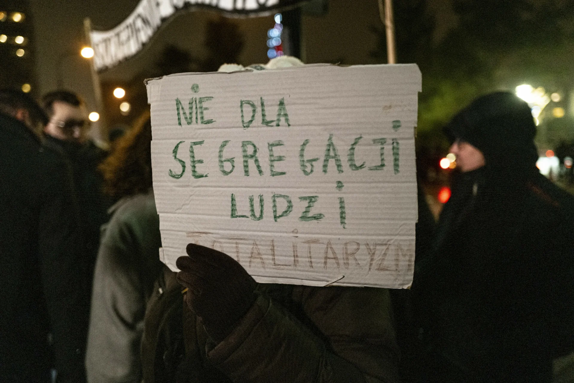 Pikietowały przed domem lekarki z powodu obostrzeń covidowych w szpitalu. Teraz do sądu trafił przeciwko nim akt oskarżenia.