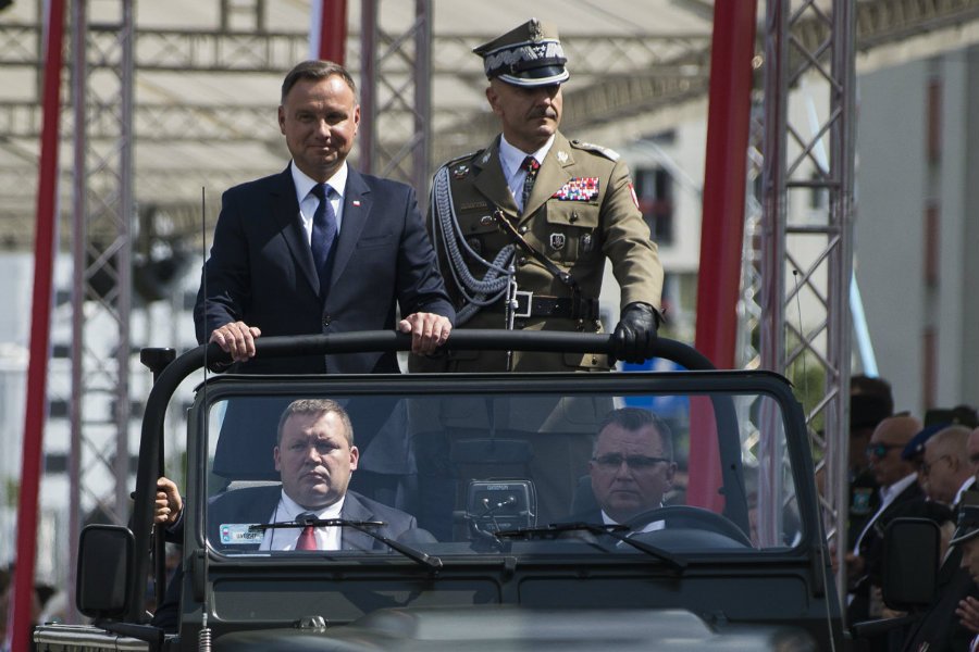 Andrzej Duda zadeklarował, że nie podpisze ustawy obniżającej emerytury wojskowym. Okazuje się jednak, że taki projekt jest w Sejmie.