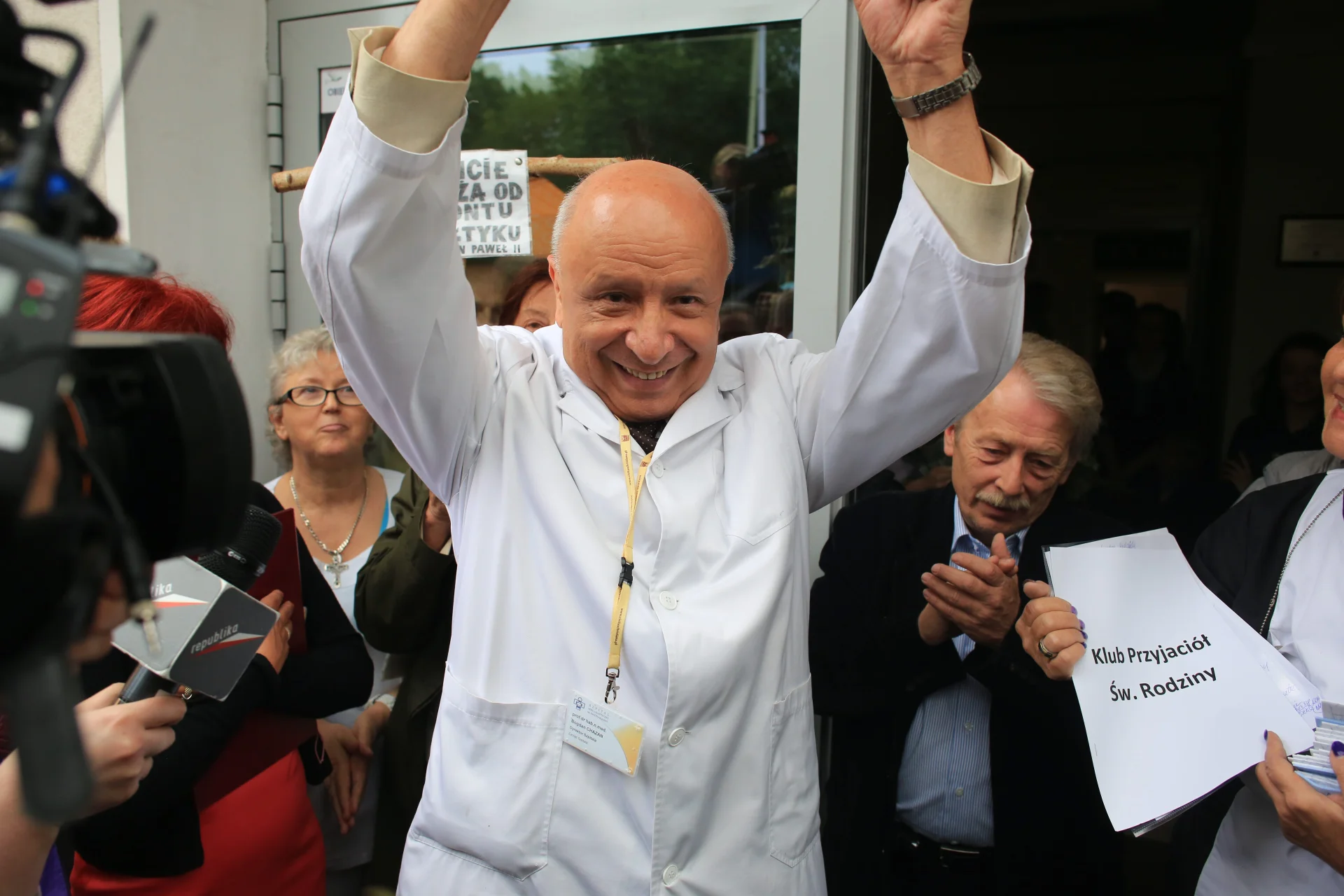 Pikieta poparcia dla prof. Bogdana Chazana przed szpitalem im. Świętej Rodziny w czerwcu 2014 r., gdy jeszcze ważyły się jego losy. Odwołany został półtora miesiąca później.