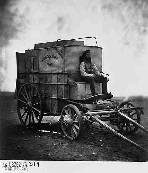 Roger Fenton na wozie, w którym znajdowało się jego laboratorium fotograficzne w czasie wojny krymskiej-2