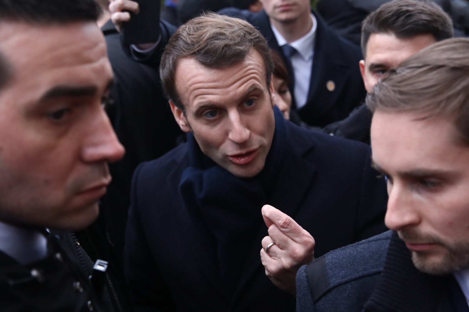Emmanuel Macron zaatakowany przez obywatela. Prezydent Francji został spoliczkowany.