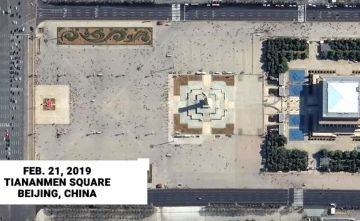 Nawet największe place chińskiej stolicy w 2019 roku, zanim świat dowiedział się o koronawirusie, nigdy nie pozostawały puste. Plac Tiananmen przed wejściem do Zakazanego Miasta zawsze był pełen ludzi, zarówno turystów, jak i mieszkańców Pekinu.