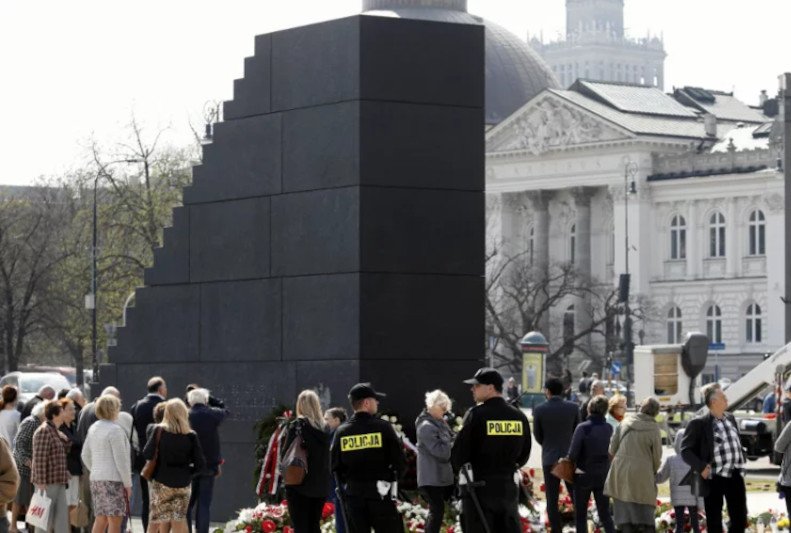 8 demonstracji podczas rocznicy katastrofy smoleńskiej. "Blokada schodów".