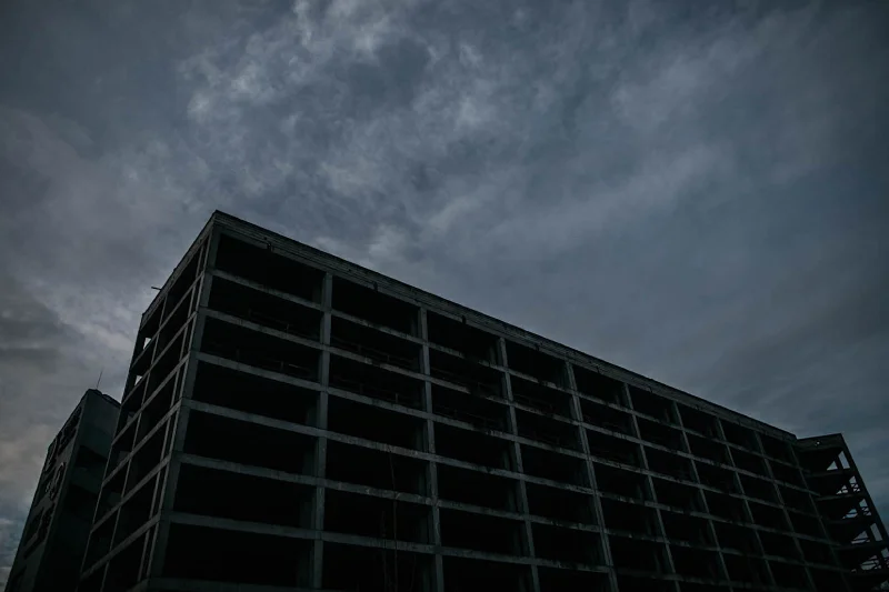 Urbex w Warszawie. Szkielet przy zbiegu Sobieskiego i Sikorskiego