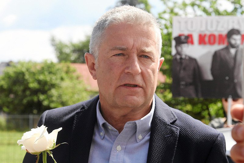 Władysław Frasyniuk usłyszał zarzut "przeszkadzania w przebiegu niezakazanego zgromadzenia". Grozi mu za to kara grzywny lub ograniczenia wolności.