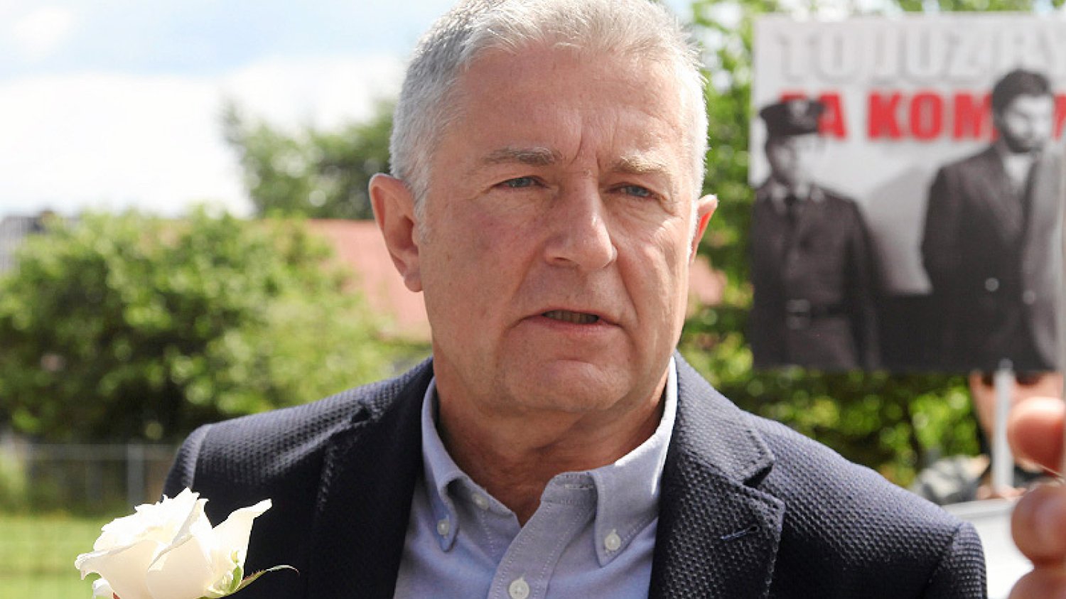 Władysław Frasyniuk usłyszał zarzut "przeszkadzania w przebiegu niezakazanego zgromadzenia". Grozi mu za to kara grzywny lub ograniczenia wolności.